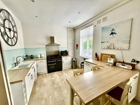 Kitchen or kitchenette, Dining area, oven, pet friendly, stove