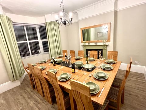 Tidesreach Filey, sleeps 13, close to beach House in Filey