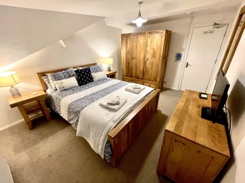 Bed, TV and multimedia, Photo of the whole room, Bedroom, towels, wardrobe