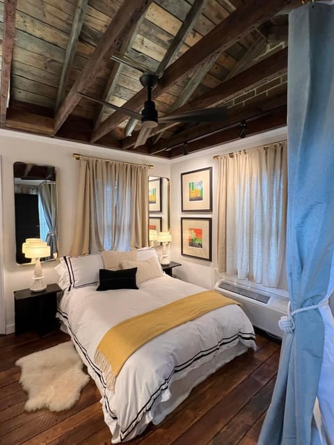 Bed, Photo of the whole room, Bedroom, fireplace