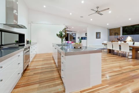 Kitchen or kitchenette, Dining area, fireplace, pet friendly