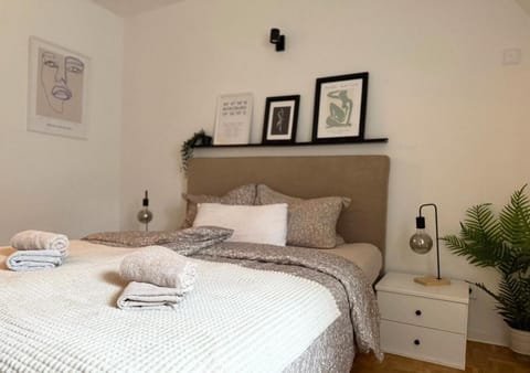 Bed, Bedroom, towels