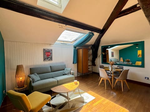 TV and multimedia, Living room, Seating area, Dining area
