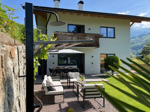 Property building, Garden, Balcony/Terrace, Garden view