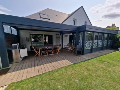 Property building, Patio, Spring, Day, Garden, Balcony/Terrace, Dining area, Garden view