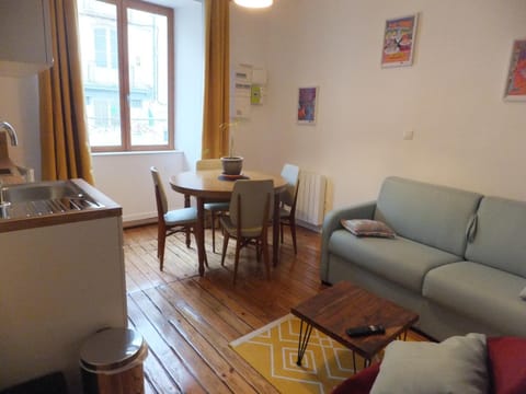 Kitchen or kitchenette, Living room