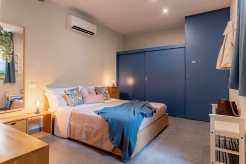 Bed, Photo of the whole room, Bedroom, towels, wardrobe, air conditioner