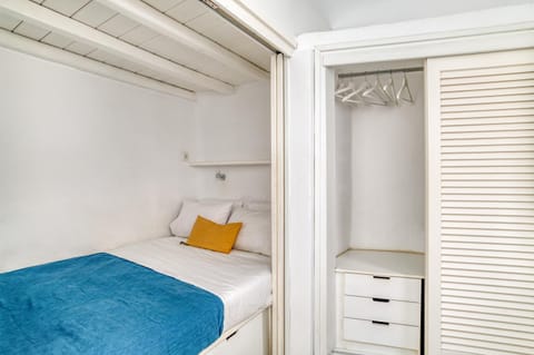 Photo of the whole room, Bedroom, storage