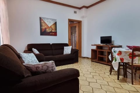 Communal lounge/ TV room, TV and multimedia, Living room, Dining area, Evening entertainment