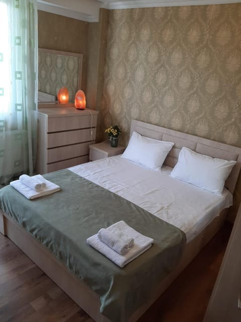 Bed, Photo of the whole room, Bedroom, towels