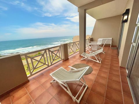 Patio, Day, Natural landscape, View (from property/room), Balcony/Terrace, Seating area, Beach, Sea view, sunbed