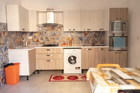 Dining area, minibar, oven, pet friendly, stove