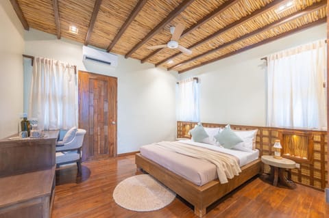 Property building, Bed, Photo of the whole room, Seating area, Bedroom, air conditioner