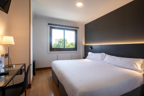 Bed, Bedroom, heating, oven, wardrobe, air conditioner