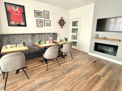 Communal lounge/ TV room, Darts, TV and multimedia, Living room, Decorative detail, Decorative detail, Breakfast, Breakfast, English/Irish breakfast, English/Irish breakfast