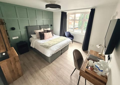 Bed, TV and multimedia, Seating area, Bedroom, wardrobe