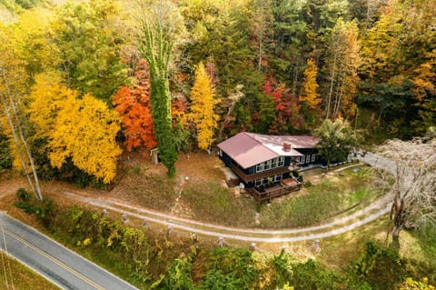 Fun cabin with hot tub, pool table & fire pit - BIG BLUE Cabin in Fontana Lake