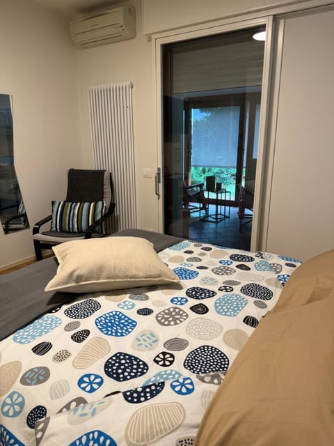 Patio, Bed, View (from property/room), Photo of the whole room, Guests, Garden view, air conditioner
