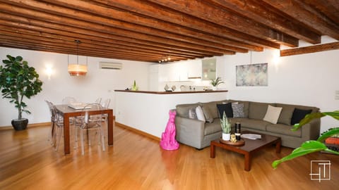 Kitchen or kitchenette, Living room, Seating area, Dining area, minibar