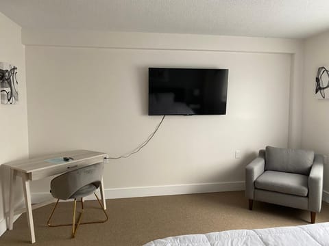 Bed, TV and multimedia, Seating area