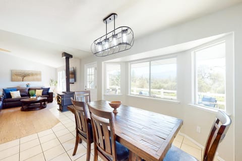 Five Oaks Circle Ranch House in Oakhurst