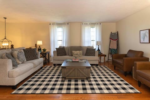 Sleeps 12, Wooded Lot, Near Ark, Great for Family House in Williamstown