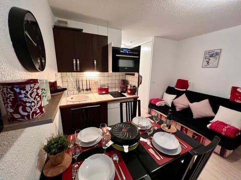 Kitchen or kitchenette, Dining area, stove