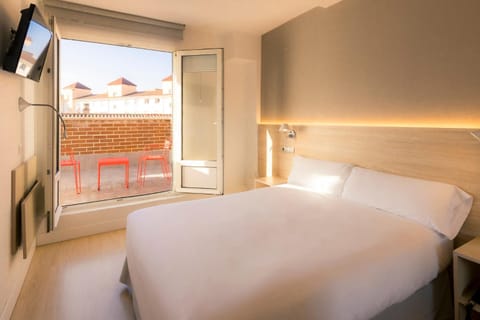 Bed, TV and multimedia, Balcony/Terrace, wardrobe