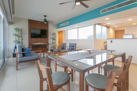 Communal lounge/ TV room, TV and multimedia, Living room, Seating area, Dining area, Evening entertainment