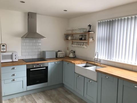 Coffee/tea facilities, dishwasher, minibar, pet friendly, stove, toaster, kitchen