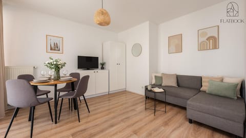 Bed, TV and multimedia, Living room, Photo of the whole room, Seating area, Dining area, wardrobe