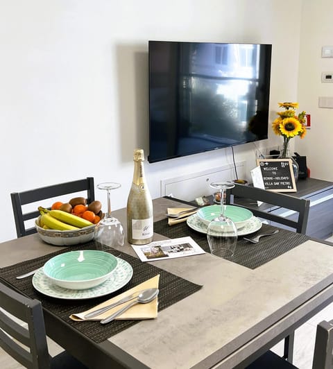 TV and multimedia, Food and drinks, Dining area, Food