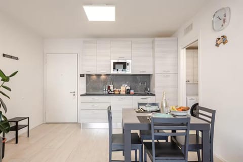 Coffee/tea facilities, Kitchen or kitchenette, Living room, Seating area, Dining area, minibar, stove, toaster