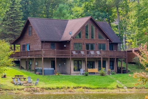 Property building, Natural landscape, Garden, Hot Tub, Balcony/Terrace, Seating area, Lake view