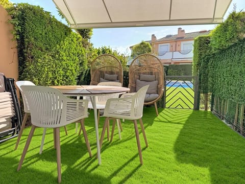 Patio, Spring, Garden, Garden view, Swimming pool, sunbed
