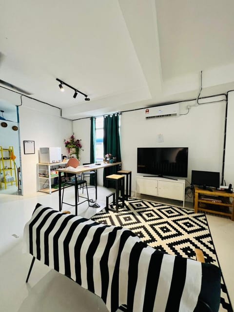Communal lounge/ TV room, Living room, Seating area, Evening entertainment