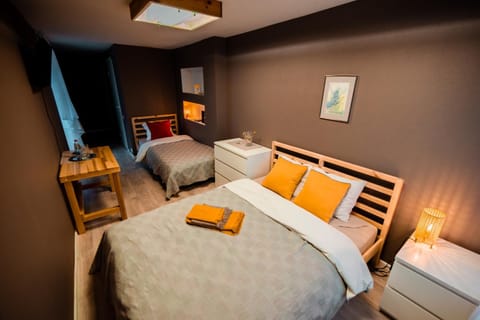 Toilet, Bed, TV and multimedia, Photo of the whole room, Bedroom