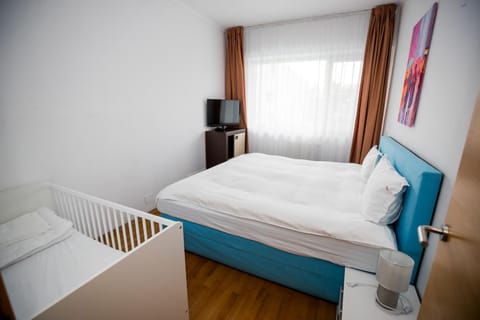 Patio, TV and multimedia, cot