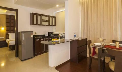 Kitchen or kitchenette, Dining area, minibar