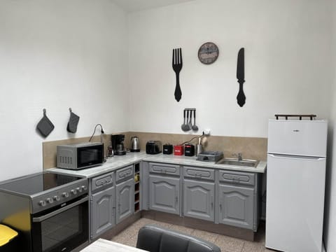 Coffee/tea facilities, microwave, stove, toaster, kitchen
