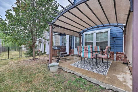 Walk to Lake Townhome with Hot Tub in Afton! House in Ozark Mountains