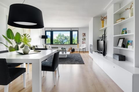 TV and multimedia, Kitchen or kitchenette, Living room, Seating area, Dining area