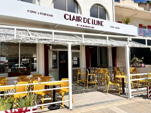 Property building, Restaurant/places to eat, Day