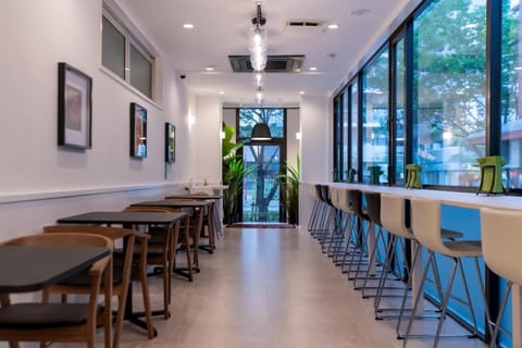 Restaurant/places to eat, Seating area