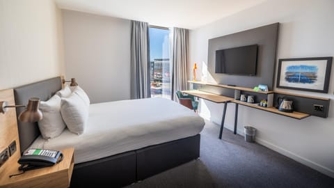 Bed, TV and multimedia, Photo of the whole room, Bedroom