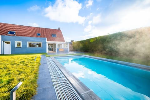 Property building, Day, Swimming pool