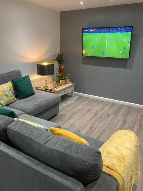 Communal lounge/ TV room, TV and multimedia, Living room, Seating area