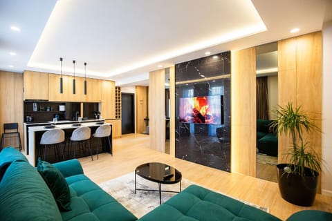 Bed, TV and multimedia, Living room