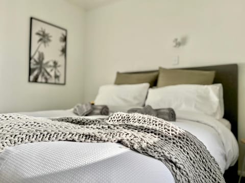 Bed, Decorative detail, Decorative detail, Bedroom, towels