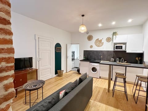 TV and multimedia, Kitchen or kitchenette, Living room, Seating area, Dining area, minibar, stove, toaster
